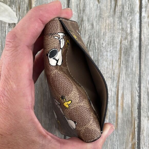 Coach X Peanuts Id Card Wallet In Signature Canvas With Snoopy Print Limited - Picture 4 of 5